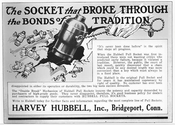 Реклама 1915 года для электрической розетки с цепочкой Харви Хаббелла. Источник фото: https://connecticuthistory.org/hubbells-pull-chain-electrical-light-socket-today-in-history-august-11/