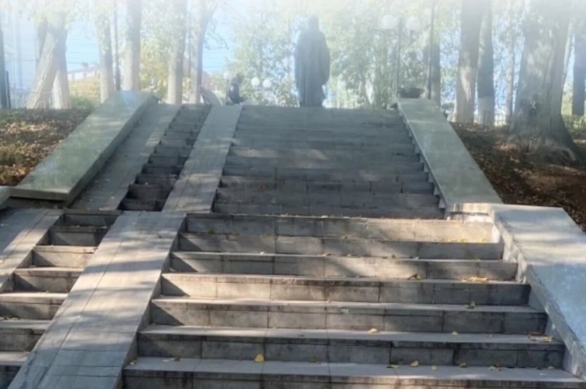    В Кирове отпремонтировали лестницу у памятника Трифону Вятскому