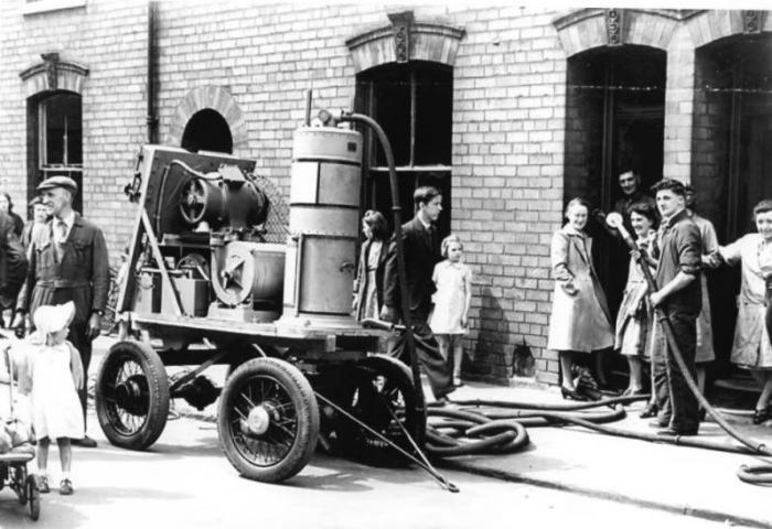 Пылесос. 1901 год. Громоздкое устройство перевозили по городу на конной повозке и устанавливали под окнами домов. Четыре опытных уборщика протягивали шланги внутрь помещения и очищали его за несколько часов. Источник фото: https://komi-nao.ru/stati/372/46405-151-god-nazad-8-iyunya-1869-godu-poyavilsya-pervyy-pylesos-v-mire
