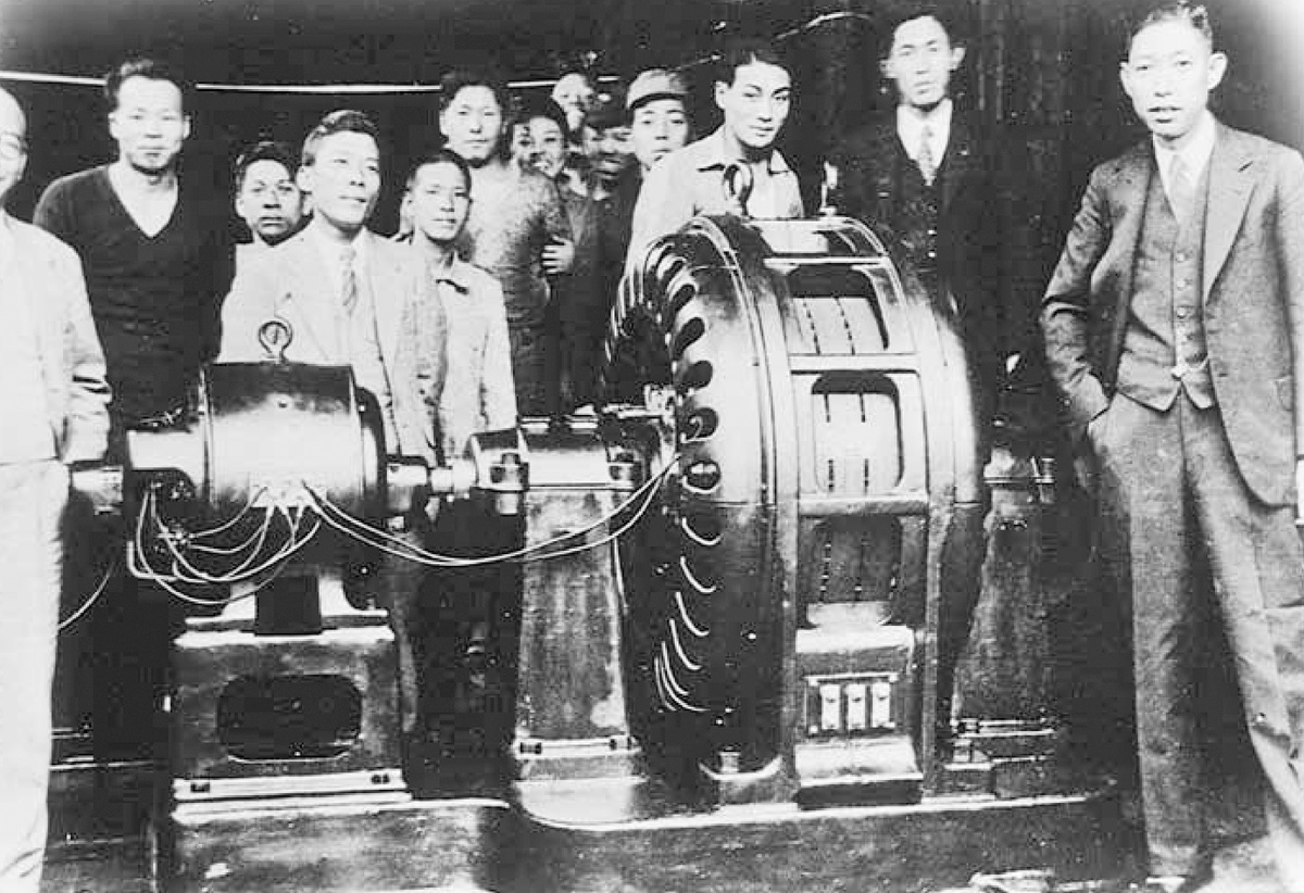 Крайний справа - Масабуро Макита. 