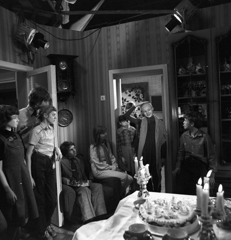 На съемках фильма «Чучело». Слева направо: Ксения Филиппова (Миронова, «Железная кнопка»), Максим Чмель (Попов), Марина Мартанова (Мотя), Митя Егоров (Дима Сомов), Аня Толмачева (Шмакова), Лена Логинова и Соня Бычкова (одноклассницы), Кристина Орбакайте (Бессольцева), Андрей Ломов (Шкет). Фото из открытых источников