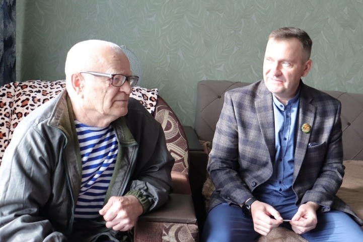 Глава Саянского района Дмитрий Типикин (справа) вручил Виктору Никитину юбилейную медаль за строительство БАМа