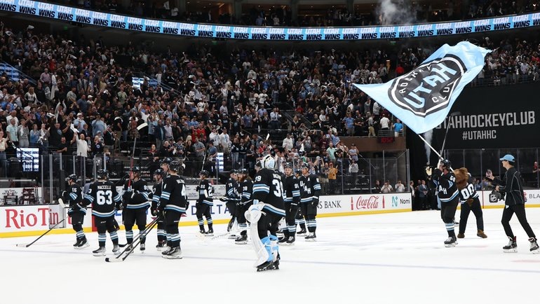    Хоккеисты «Юты» празднует первую победу в НХЛ. USA Today Sports