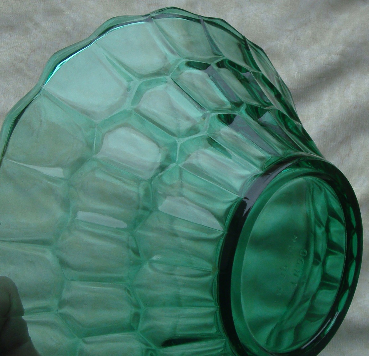 Салатница СССР из цветного (уранового?) стекла (фото автора).