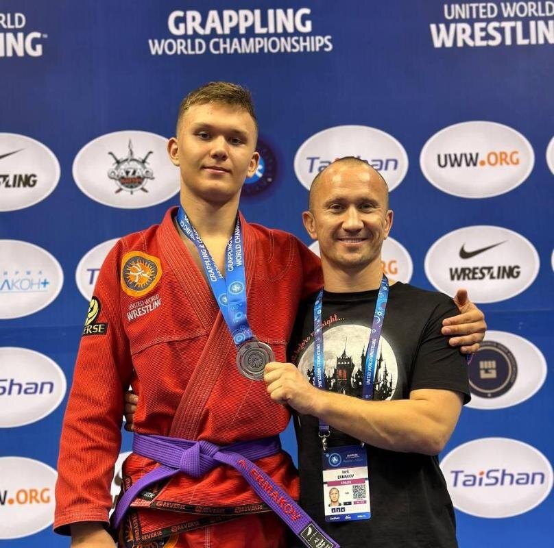    Сургутянин стал серебряным призером первенства мира по грэпплингу