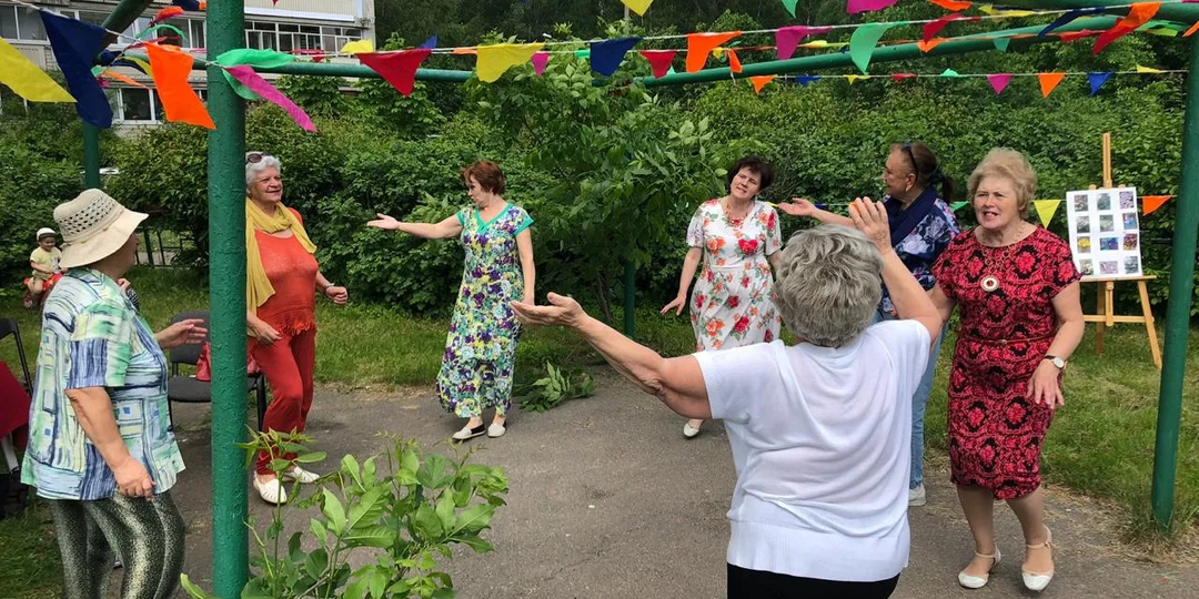 Почему в В СССР соседи жили как одна семья, а сейчас боятся даже здороваться друг с другом