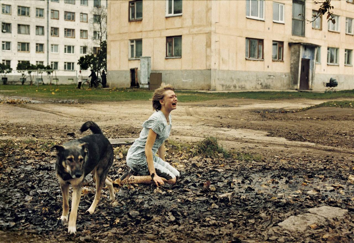 Кадр из фильма: реакция Лили на то, что мама уезжает в Штаты 