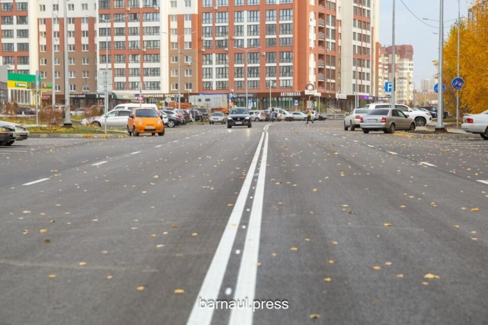    Новая дорога на участке улицы 65 лет Победы. Источник: barnaul.org