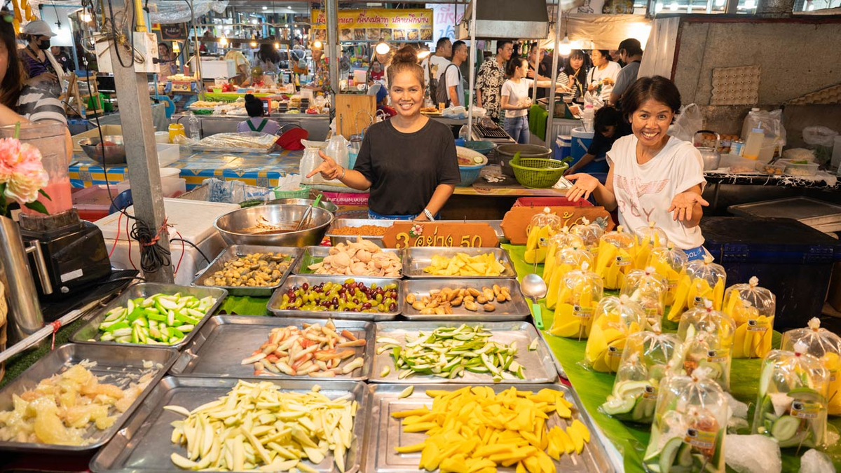 Прилавки с местными фруктами и специями на Naka Market