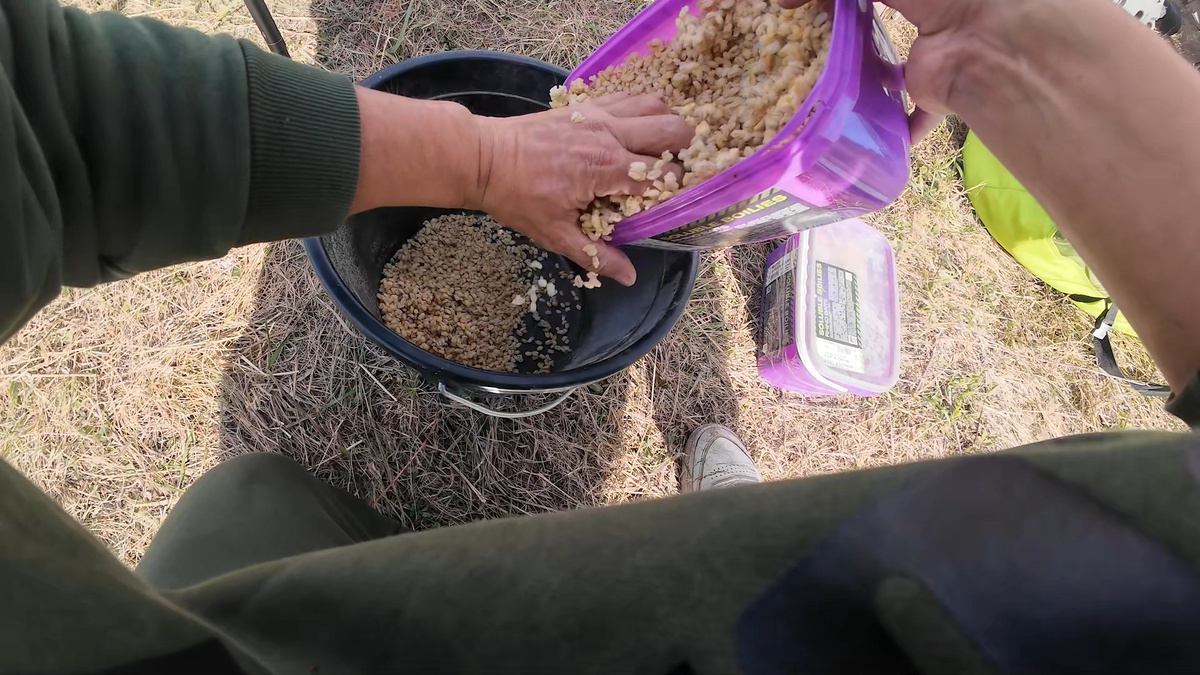 Эта прикормка универсальная и работает круглый год, как автомат АК47.