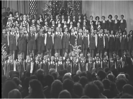 БДХ исполняет песенку крокодила Гены на Песне 1972, справа