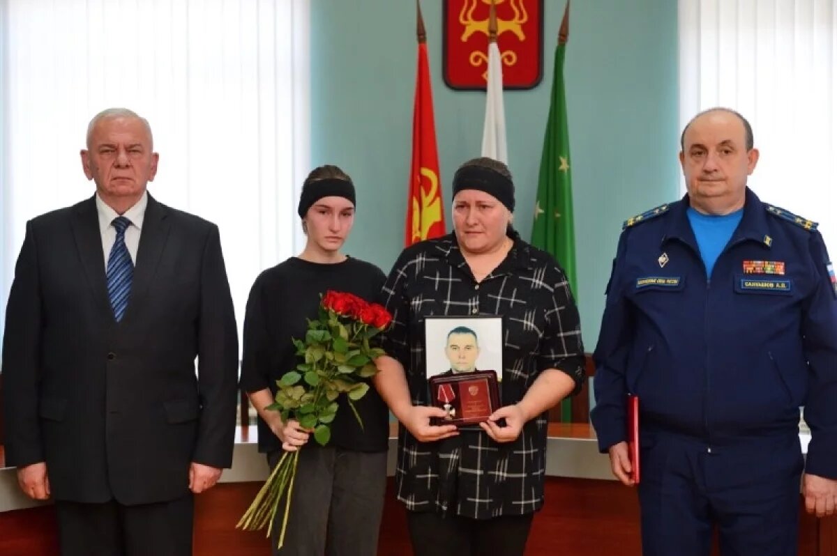    В Майкопе родственникам погибших в СВО бойцов передали госнаграды