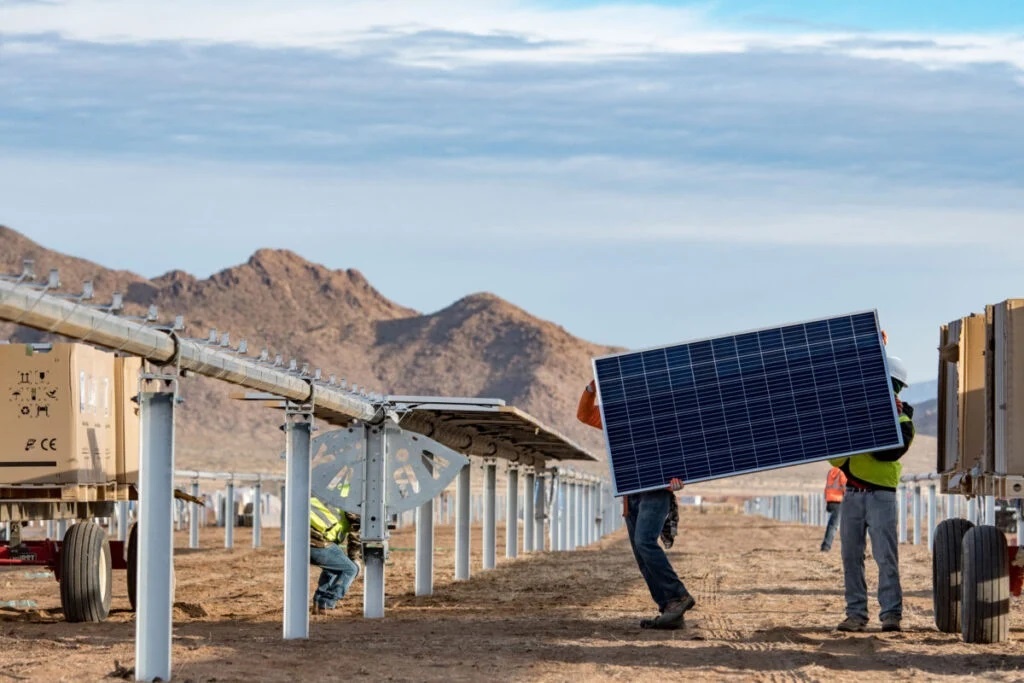 Новые крупногабаритные модули приходится таскать вдвоём (фото: PV Tech)