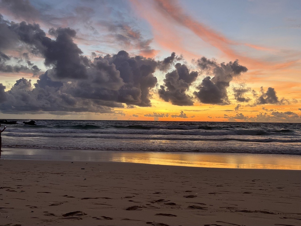 Закат на пляже Карон