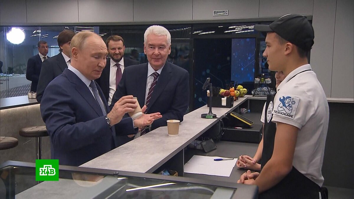    Путин и Собянин выпили кофе в индустриальном парке «Руднево»