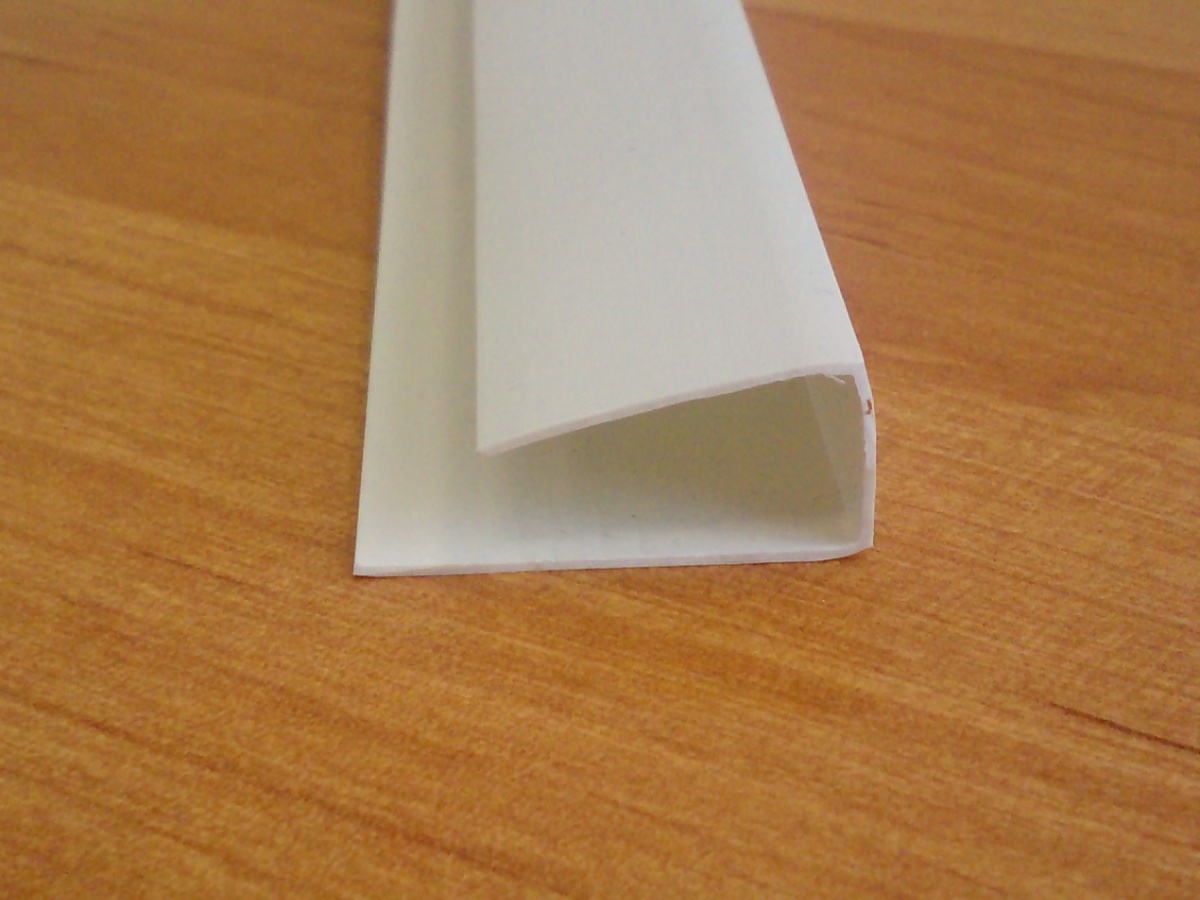 П профиль в разрезе демонстрирует свою П-образную конструкцию.