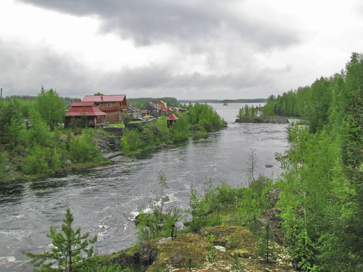 Дома Игоря В. Это уже низовья, нижний бьеф, плотина выше, слева.