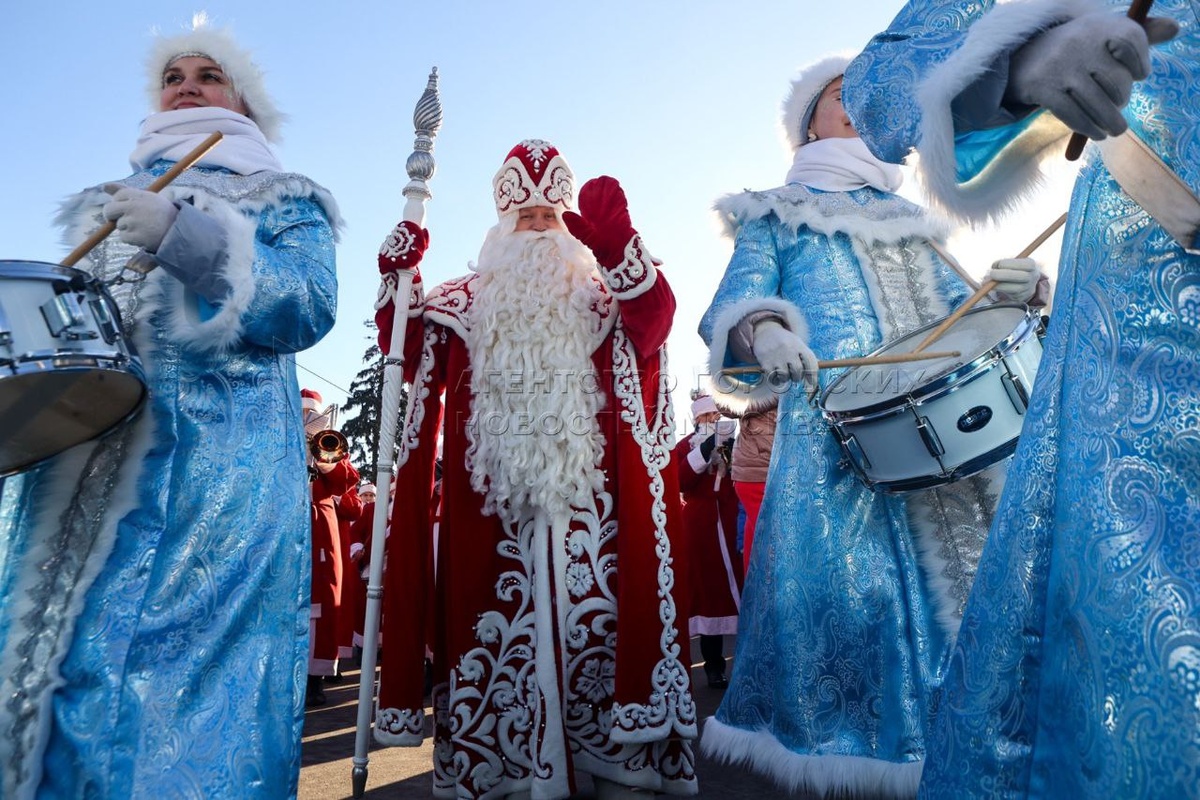Снегурочки барабанщицы и Дед Мороз ВДНХ
