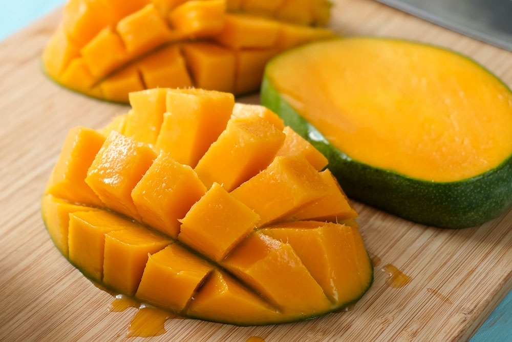    Проще всего есть манго, не снимая кожи. / Фото: iStock