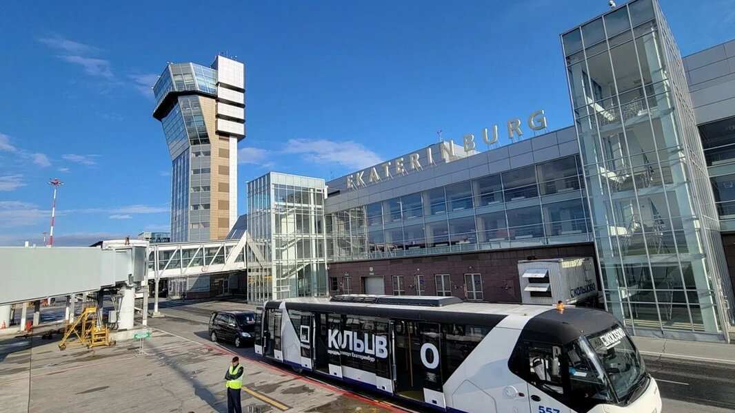 Из аэропорта Кольцово до центра Екатеринбурга на такси можно добраться за 30–40 минут, на автобусе — за час, на электропоезде «Экспресс Кольцово» — за 35 минут. Фото: Denis M. / Яндекс Карты