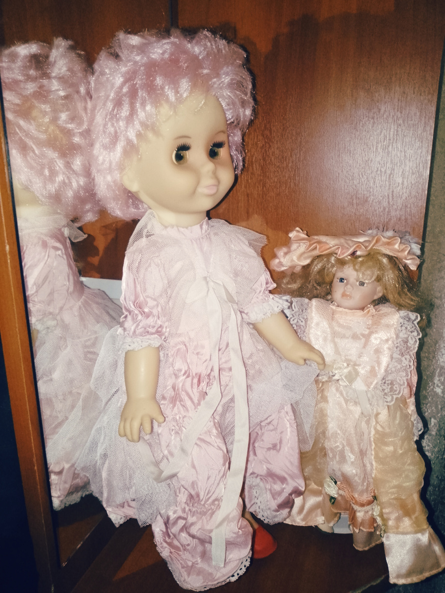 Куклы моего детства, тоже в розовом. Хотя дама в шляпке это уже не детство, это с первой зарплаты я купила, лет 20 назад.