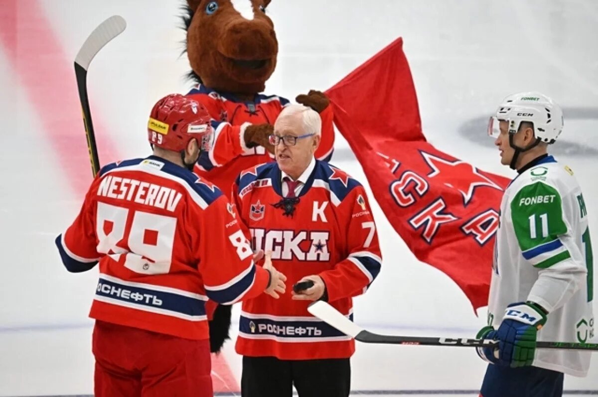   Почетный президент ХК ЦСКА Борис Михайлов (в центре) принимает участие в символическом вбрасывании шайбы на матче турнира Фонбет чемпионата КХЛ между ПХК ЦСКА (Москва) и ХК «Салават Юлаев» (Уфа).