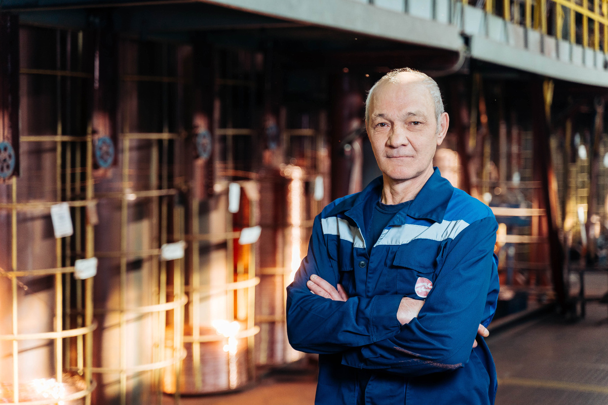 Волочильщик проволоки Валерий Евгеньевич Чернявко - наставник с большим стажем. Он учит "не механически повторять действия, а думать головой и действовать руками". Его портрет размещен в здании заводоуправления (см. следующее фото).