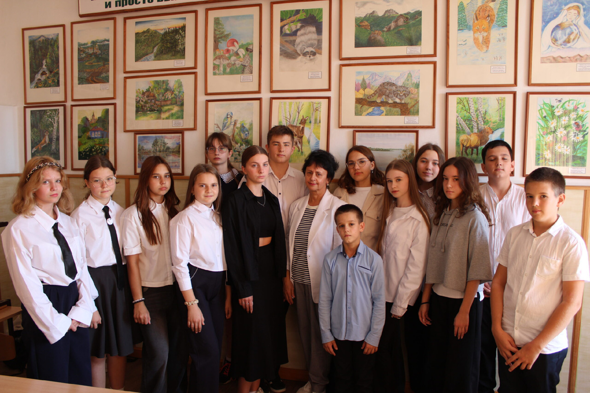 Учитель изобразительного искусства Наталья Викторовна Антонова со своими учениками.