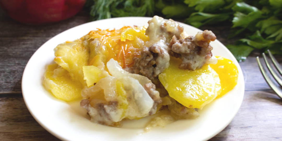 Картофельная запеканка с фаршем и соусом бешамель