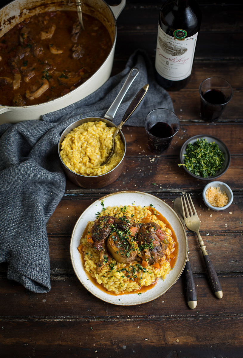 Risotto alla Milanese, кремовый ризотто с шафраном и тушеными телячьими голяшками.