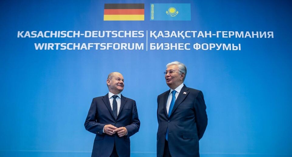    Канцлер Германии Олаф Шольц и президент Казахстана Касым-Жомарт Токаев. Michael Kappeler/dpa / Global Look Press