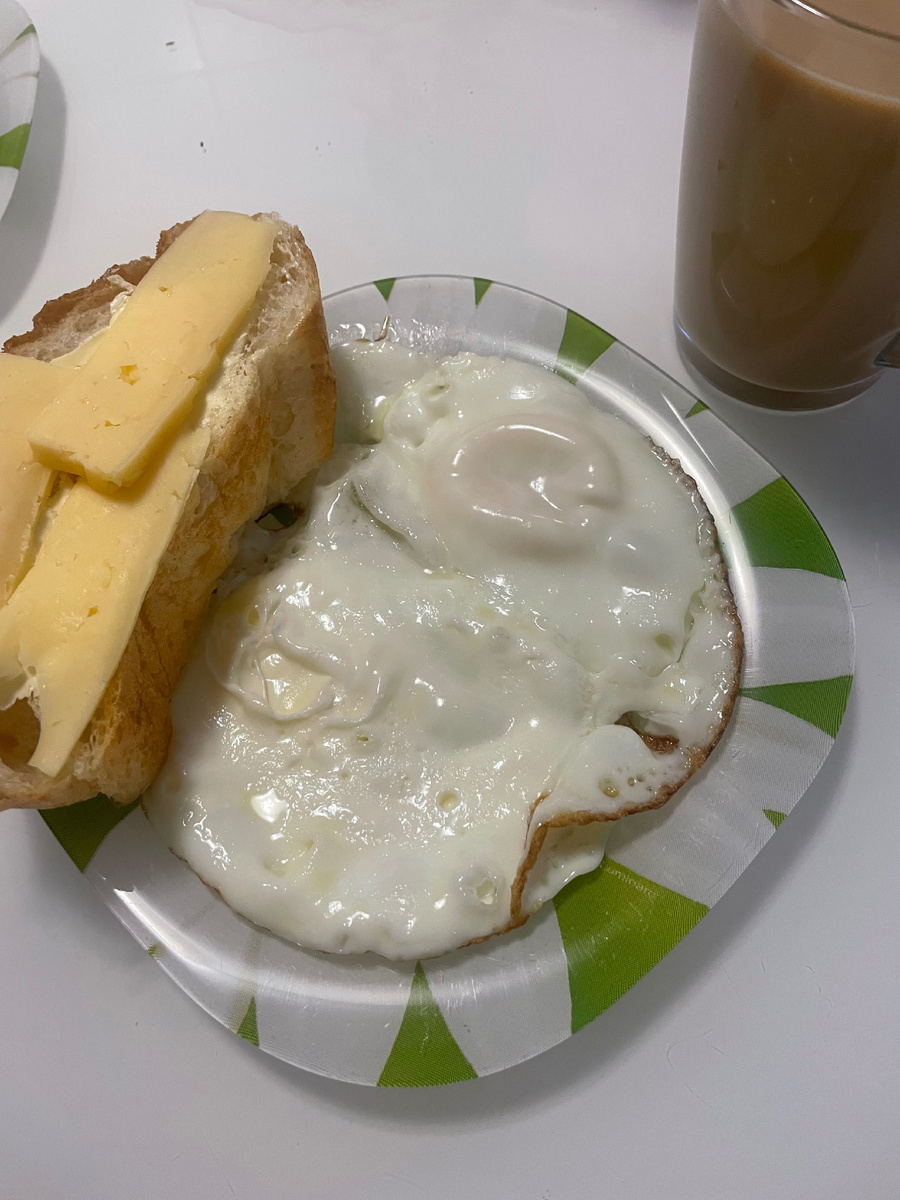 Яичница из 2 яиц, безрожжевой  хлеб с маслом и сыром, кофе с молоком