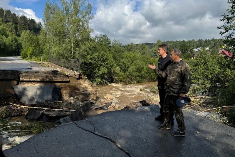    Администрация Саткинского района. Через этот мост туристы добирались до Айских притесов