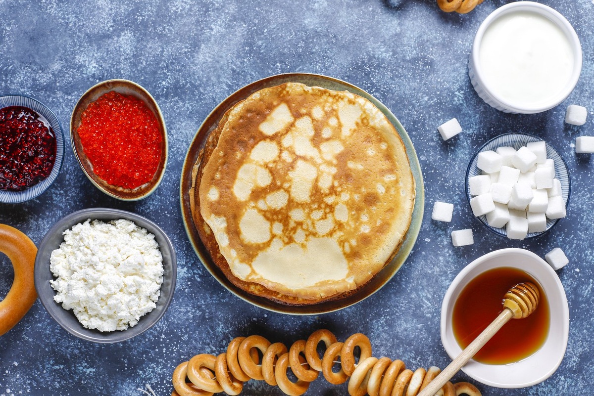    Ажурные блины на кефире можно сделать сладкими или использовать в приготовлении закусок.