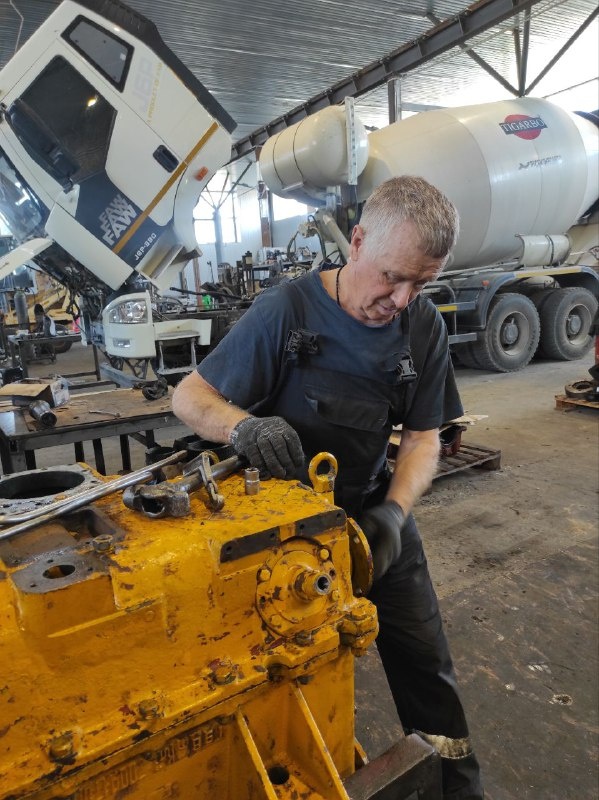 Механизатор за работой. 