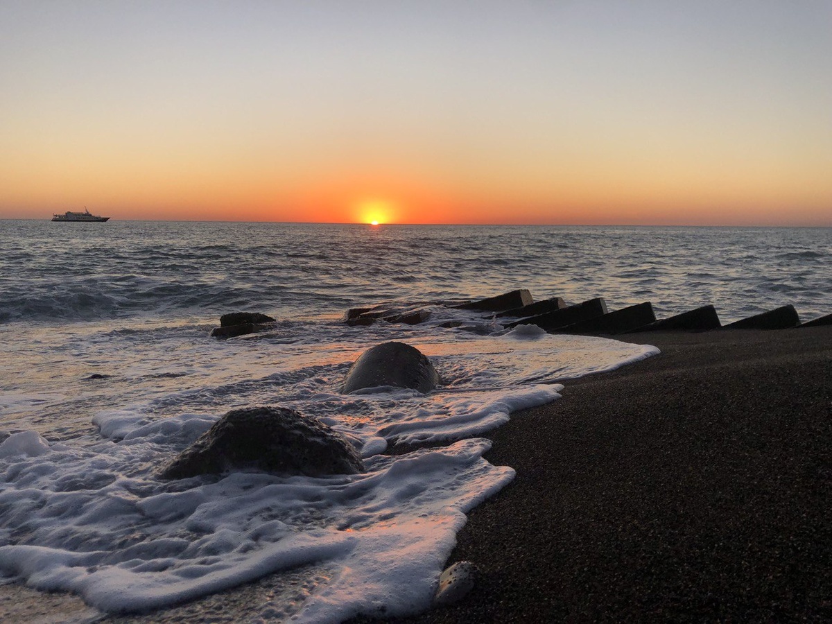 Море днем и на закате на диком пляже