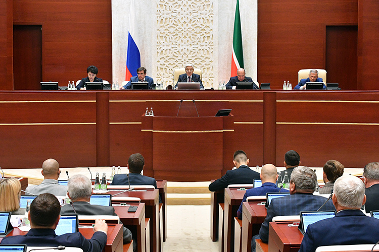    Сегодня депутатам предстояло рассмотреть проект бюджета республики на следующий год.   
Фото: rais.tatarstan.ru