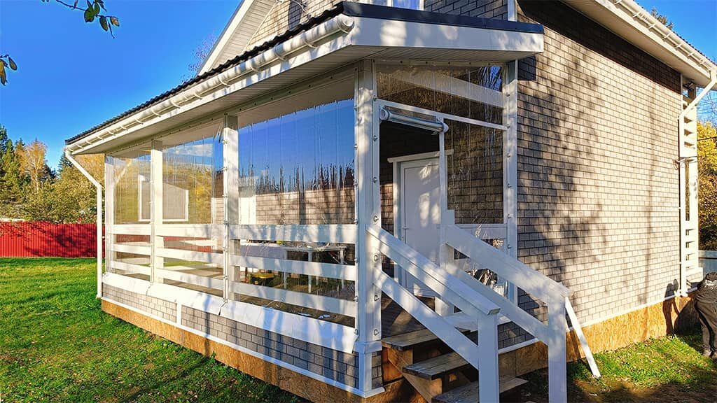 Мягкие ПВХ окна с белой окантовкой на крыльце дома