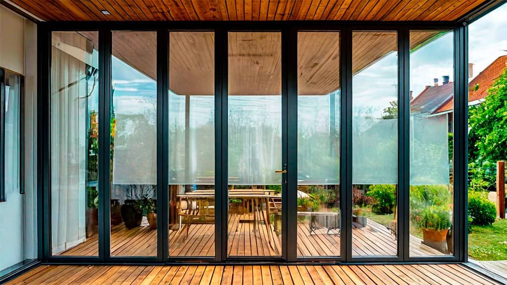 Пластиковые евроокна с двойным стеклопакетом и коричневой ламинацией на веранде