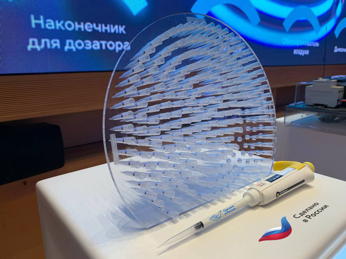 Предприятие КРЭТ впервые получило право размещать на своей продукции «птичку» — знак программы «Сделано в России» Российского экспортного центра. Добровольный сертификат по направлению «Качество» получили полимерные наконечники для пипеточных дозаторов Улан-Удэнского приборостроительного объединения (У-УППО, входит в КРЭТ Госкорпорации Ростех). 