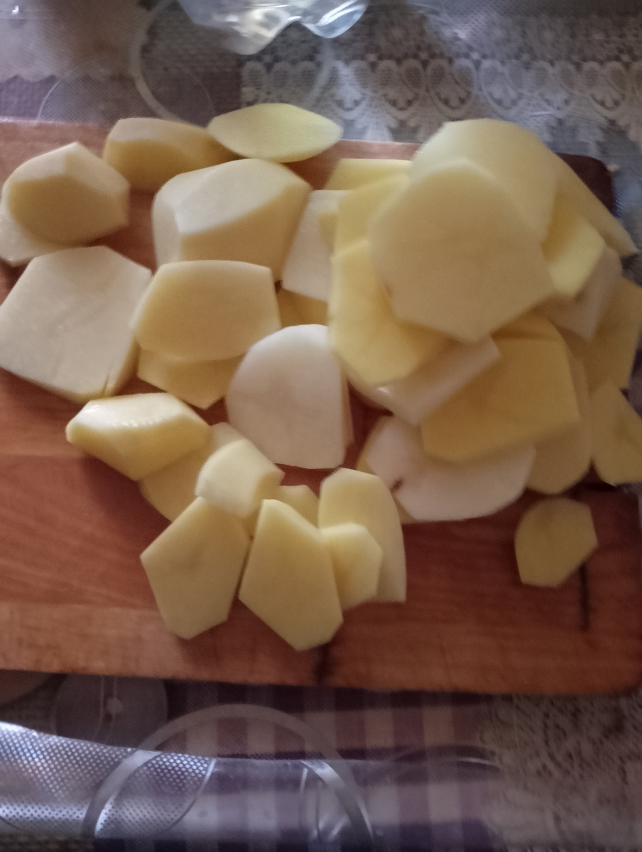 Нарезанный картофель  фото из личного архива 