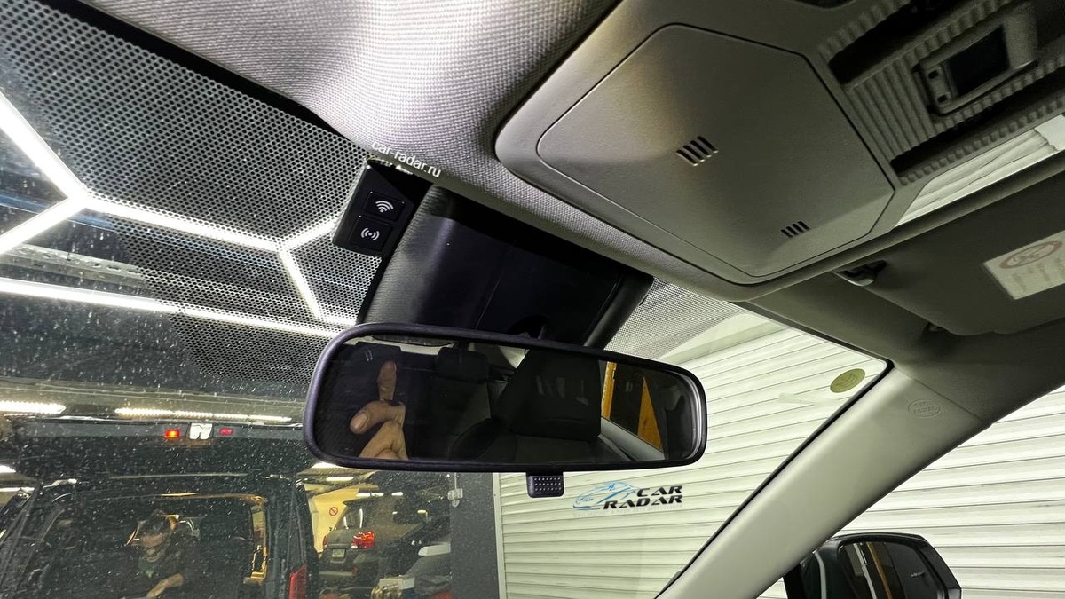 Кнопка блокировки файла и активации Wi-Fi соединения видеорегистратора Неолайн X54 со смартфоном