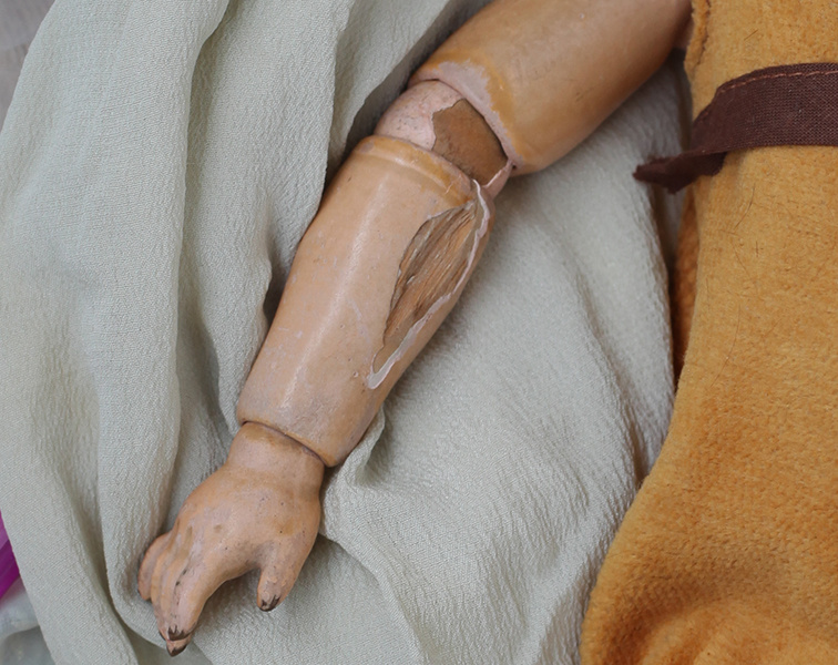 Скол на ручке. Единственный заявленный дефект.