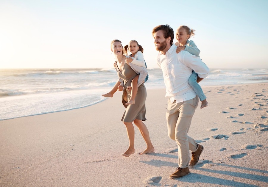 Источник: https://img.freepik.com/premium-photo/happy-family-piggyback-with-children-beach-outdoor-adventure-vacation-weekend-trip-sunset-father-mother-with-kids-by-ocean-summer-fun-holiday-love-travel-florida_590464-450412.jpg?w=900