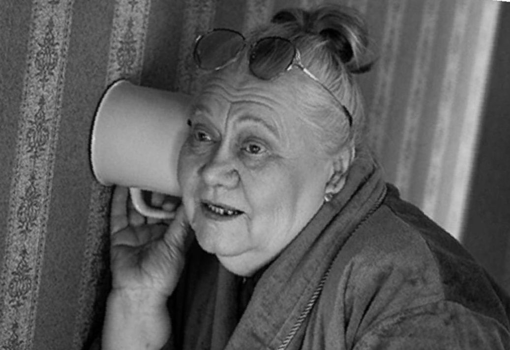 Поставили подсматривать, а она еще и подслушивает!