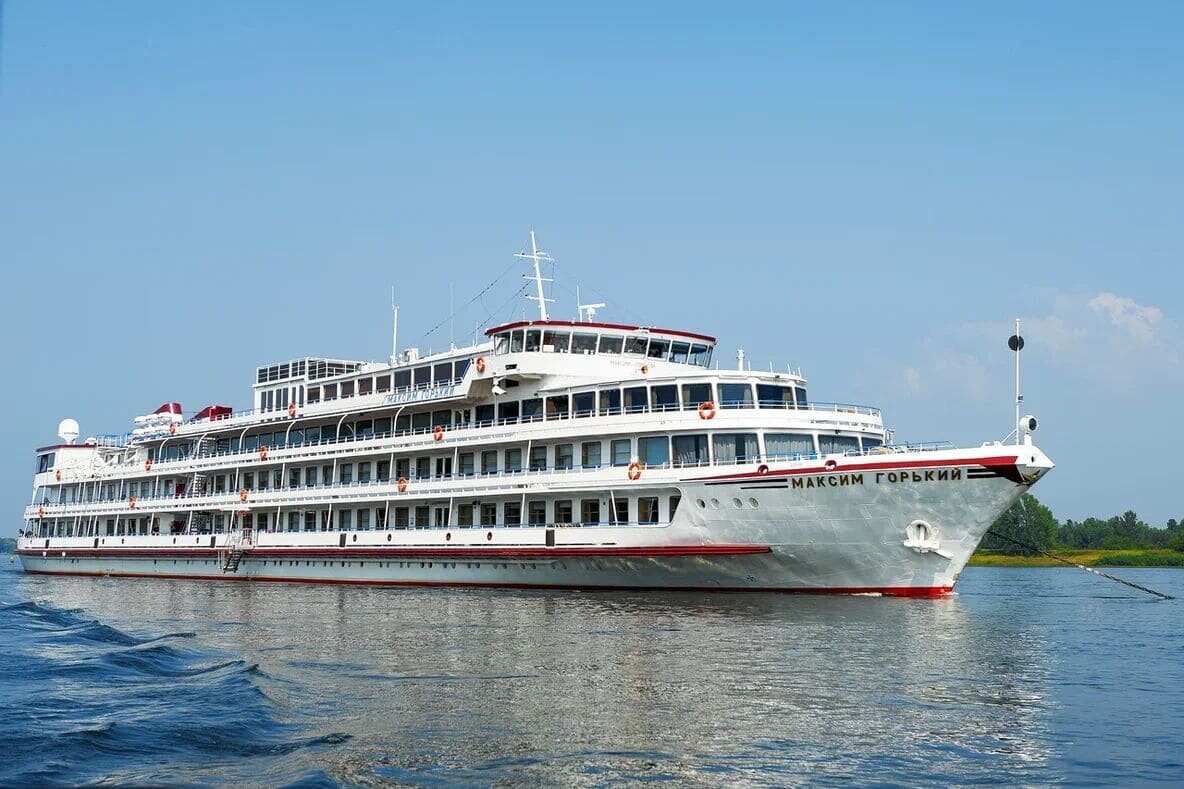 Белоснежный лайнер «Максим Горький». Фото port-baikal.ru.