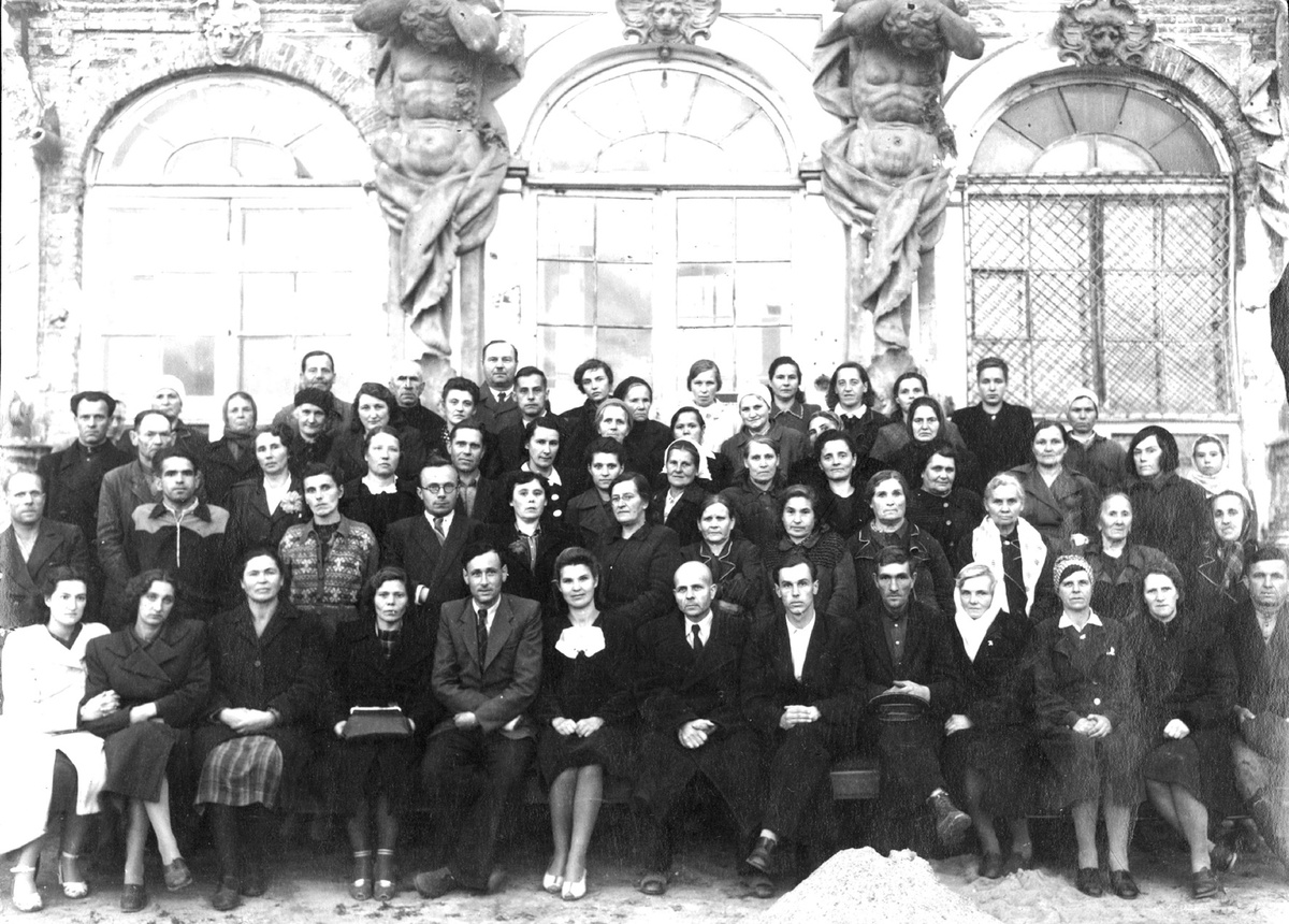 Сотрудники центрального хранилища музейных фондов. Конец 1940-х. Из коллекции ГМЗ «Царское Село»
