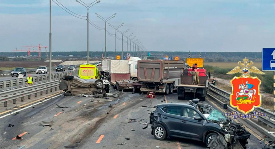 Водитель грузового автомобиля стал подозреваемым по уголовному делу о массовой аварии, которая произошла на 103 км трассы М-2 «Крым», сообщило подмосковное управление МВД.

В аварии погибли три человека, еще трое были ранены. МВД не уточняет имя подозреваемого, но сообщает, что он 1979 года рождения (то есть ему 44 или 45 лет).

Водителю грозит до семи лет лишения свободы по статье о нарушении правил дорожного движения и эксплуатации транспортных средств, повлекшем по неосторожности смерть двух или более лиц (ч. 5 ст. 264).
