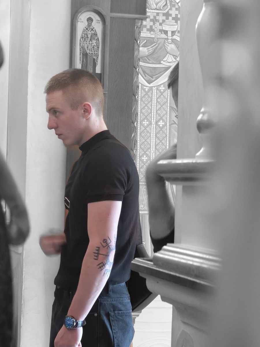 Держите для вдохновения. Парень однажды пришел на молебен  отцу Александру КОПЯТКЕВИЧУ, понравился моей камере. Фото носит иллюстративный характер