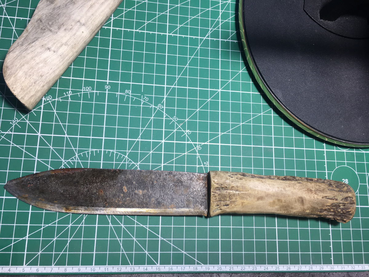 Вот второй нож, человек с ним ходит на рыбалку